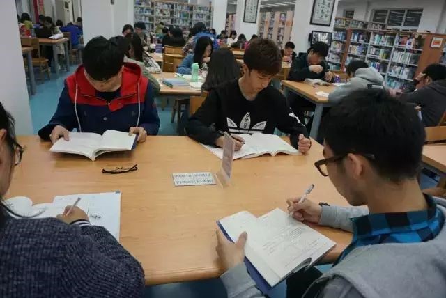 在图书馆和同学们自习.jpg